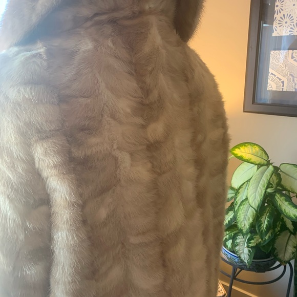 This gorgeous near perfect condition blonde Mink is by Mironoff Furs - Picture 3 of 9